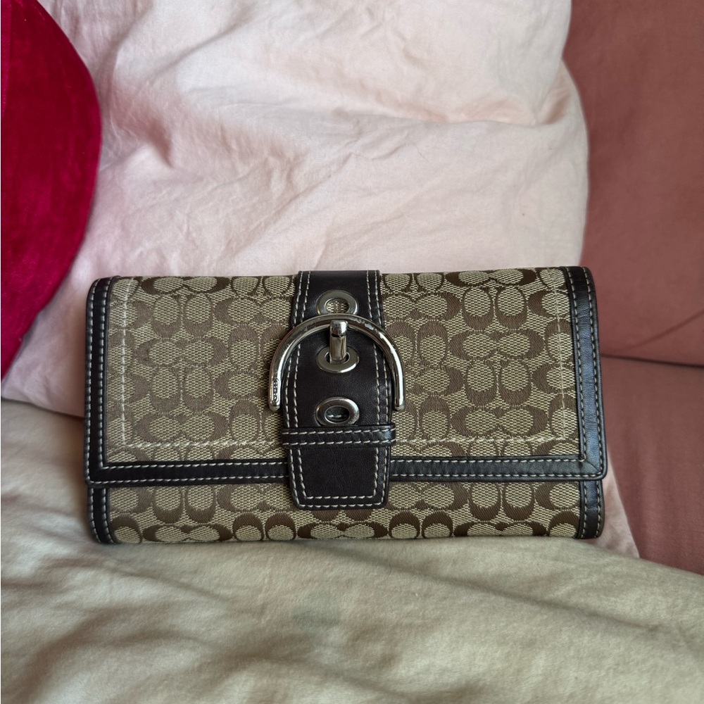 Light brown Signature print vintage coach wallet 🤎